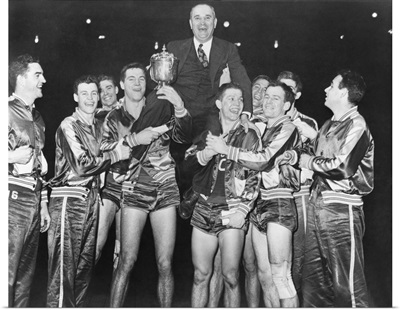 Coach Adolph Rupp on the shoulders of Kentucky Wildcats basketball team