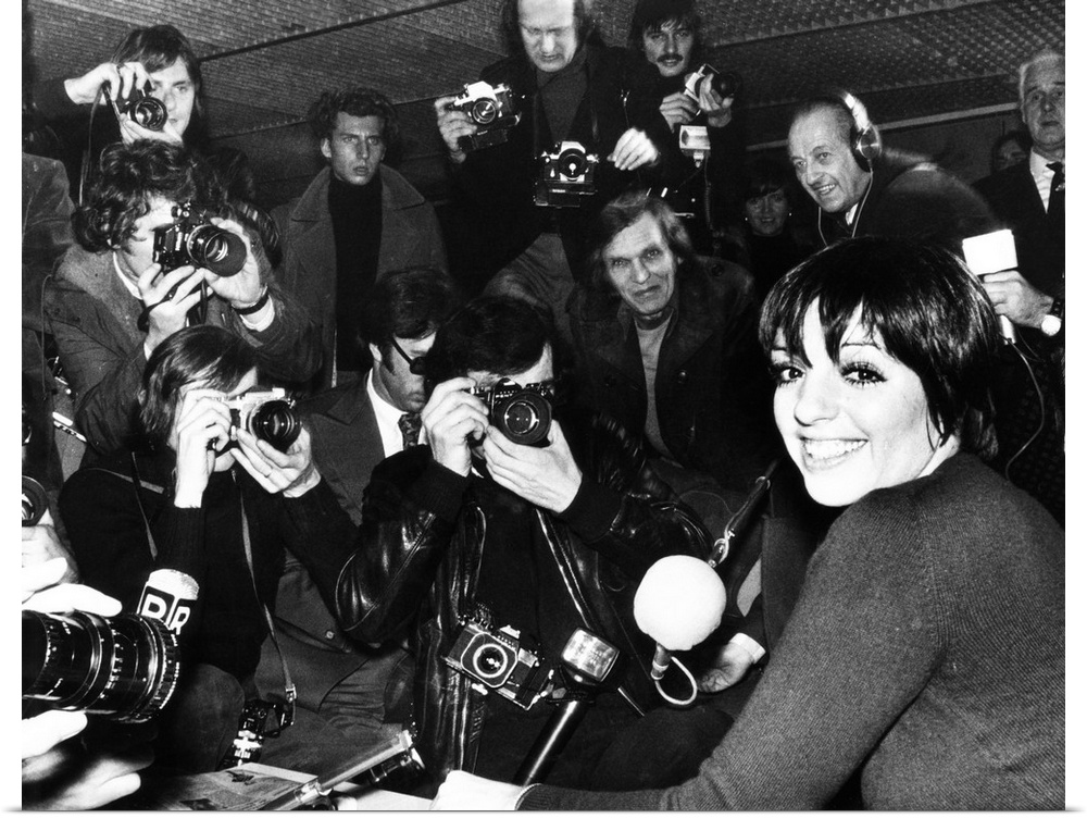 Liza Minnelli is surrounded by photographers during an airport news conference in Paris. Jan. 17, 1975.
