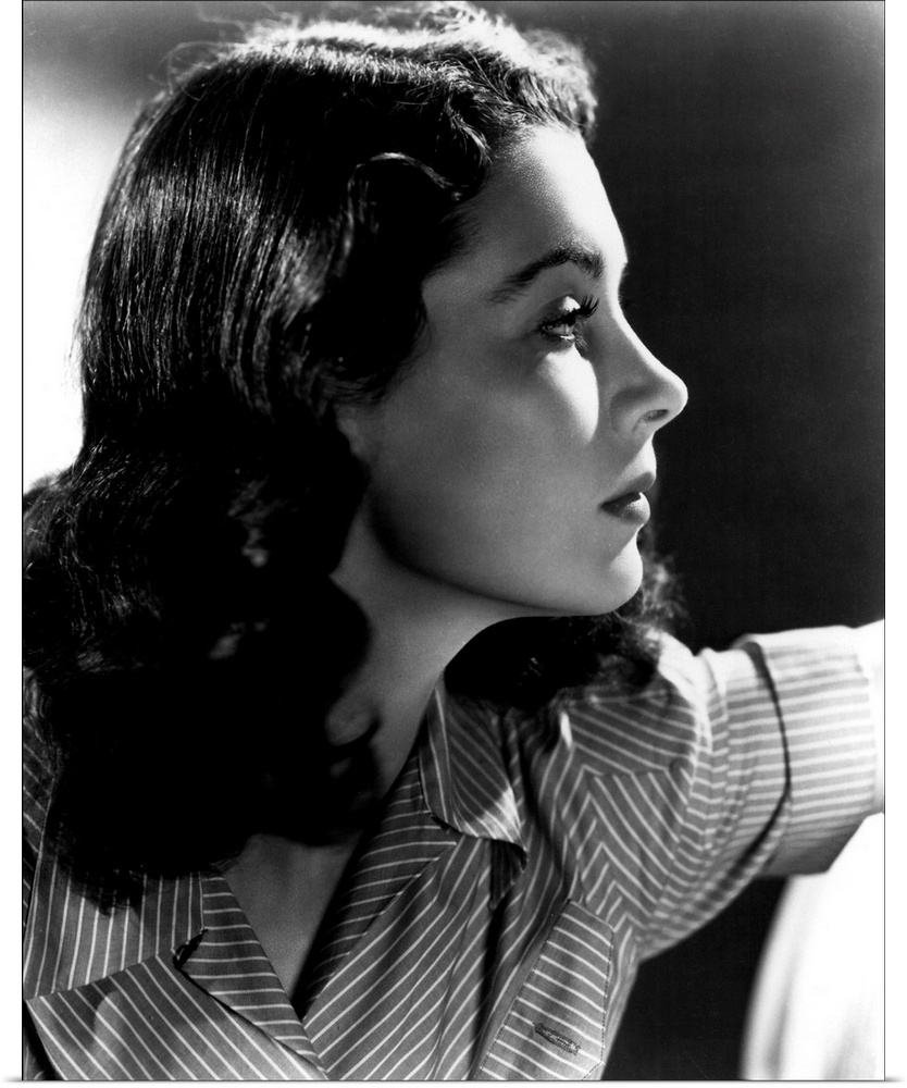 Vintage black and white publicity photograph of actress Vivien Leigh.