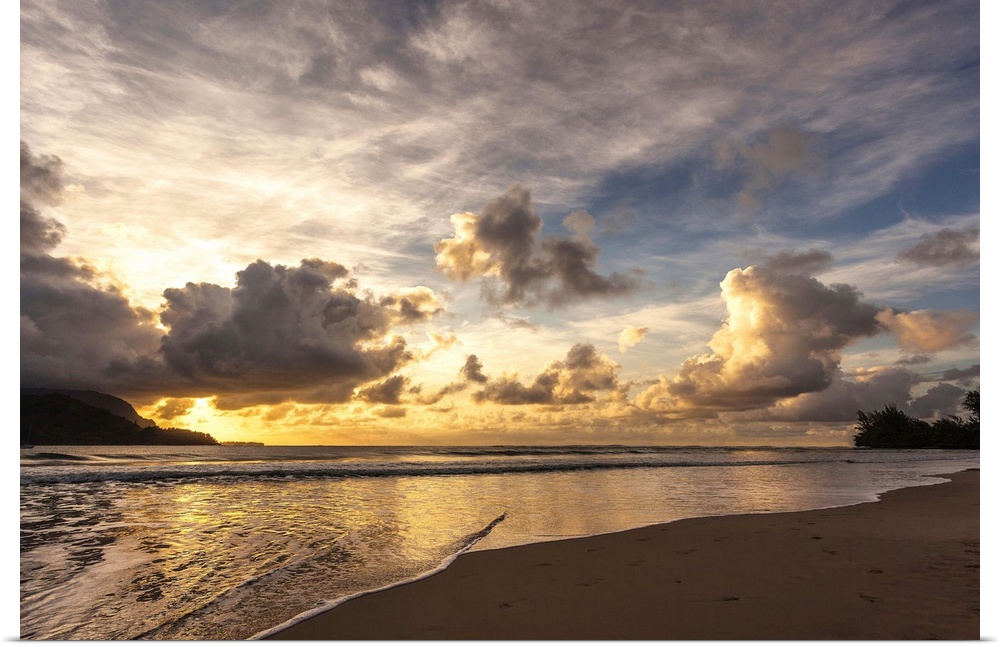 A photograph of a sunset in Hanalei Bay, Hawaii.