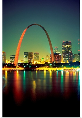 Arch over the Mississippi River at night in St. Louis, USA