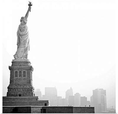 Black and white image of statue of Liberty