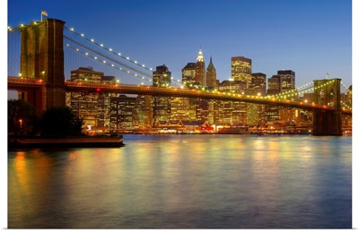 Brooklyn Bridge and New York City buildings at night