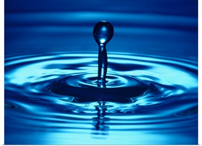 close-up view of a water drop rising from the surface of a water body