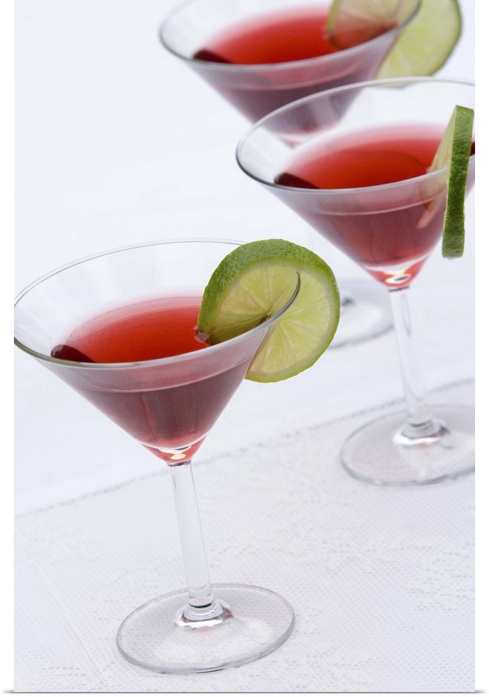 Cocktails with lime slices