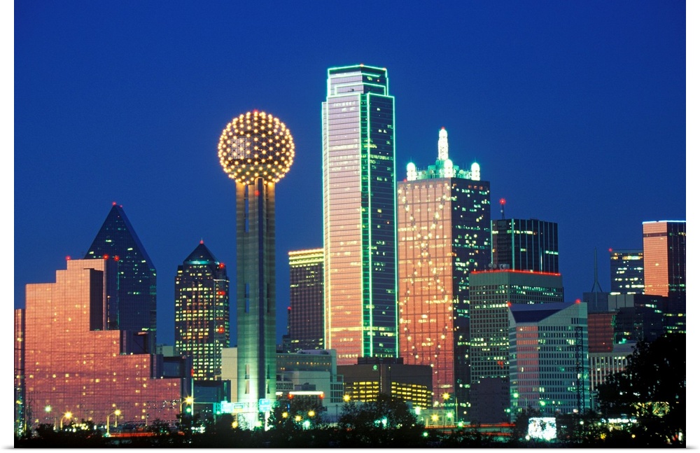 'Dallas, TX skyline at night with Reunion Tower'