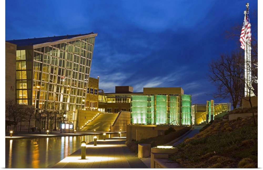 USA, Indiana, Indianapolis, Skyline with Indiana State Museum