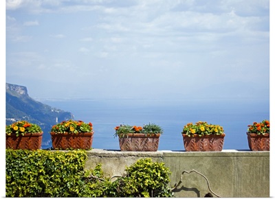 Italy, Amalfi Coast, Ravello, Potter flowers on wall