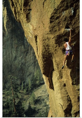 Male rock climber scaling rock face in Smith Rock, Oregon,