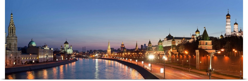 Russia, Moscow, Moscow River, Cityscape with Cathedral of Christ the Saviour and Kremlin at dusk