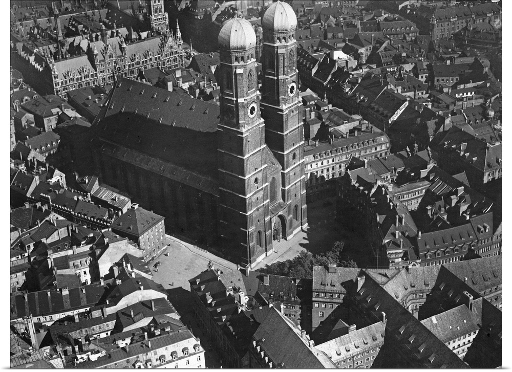 A view from above of Munich Cathdral and the surrounding urban area.