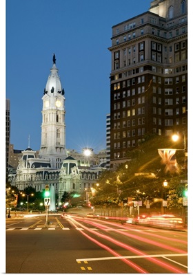 Night view of Benjamin Franklin parkway and Philadelphia City Hall