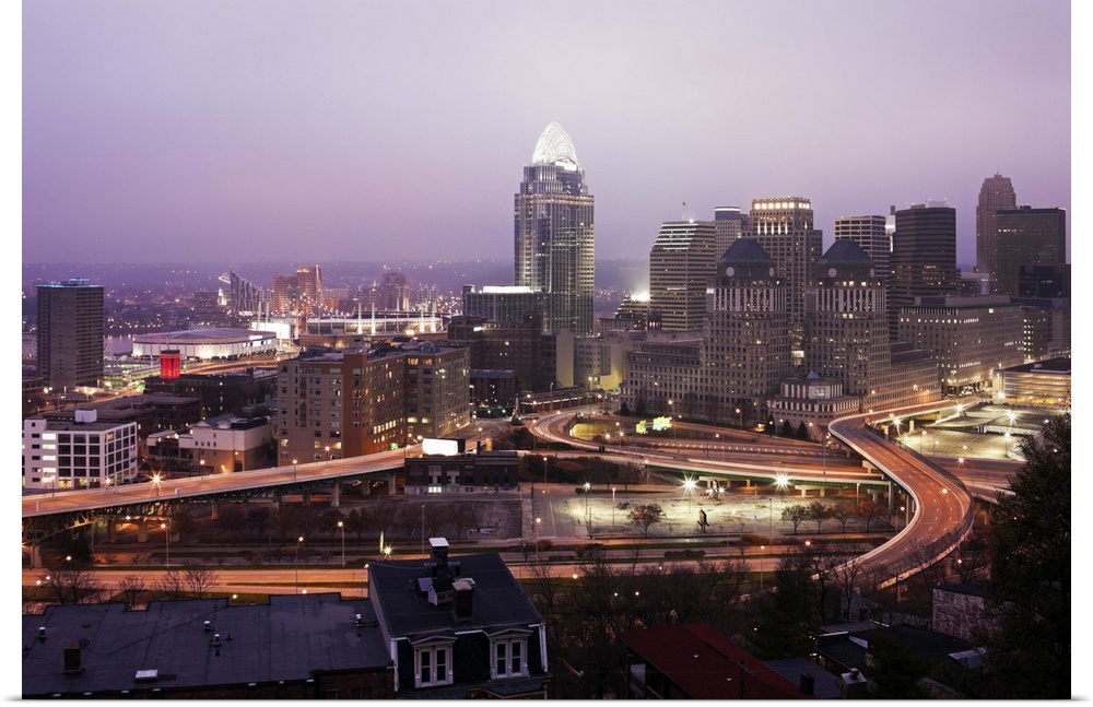 USA, Ohio, Cincinnati skyline at dawn