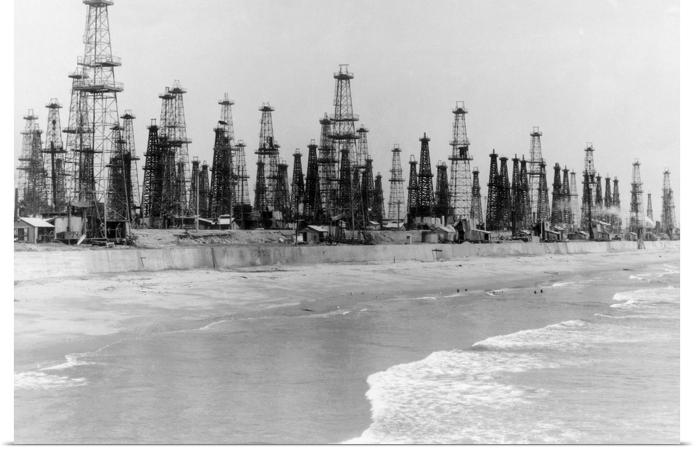 Industry oil. Intensive drilling along the ocean front at Huntington Beach, California, 1925.