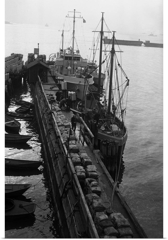 11/4/1930- New York, NY: Rum schooner gives up it cargo. Seized off Fire Island, the fishing schooner Clinton is shown at ...
