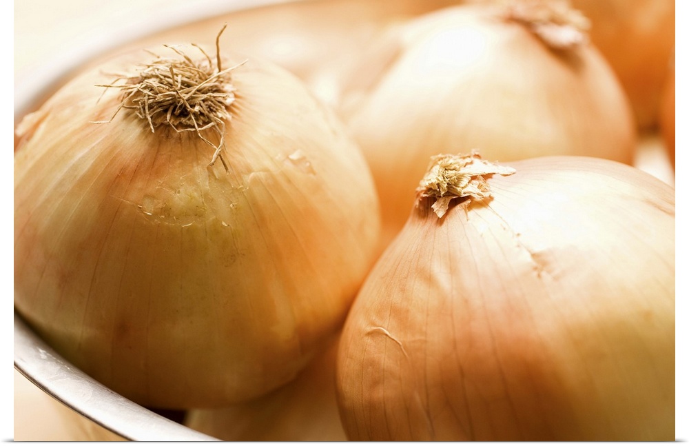 Bowl of Spanish onions, close-up