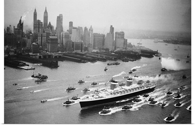 SS United States Arrives in Manhattan