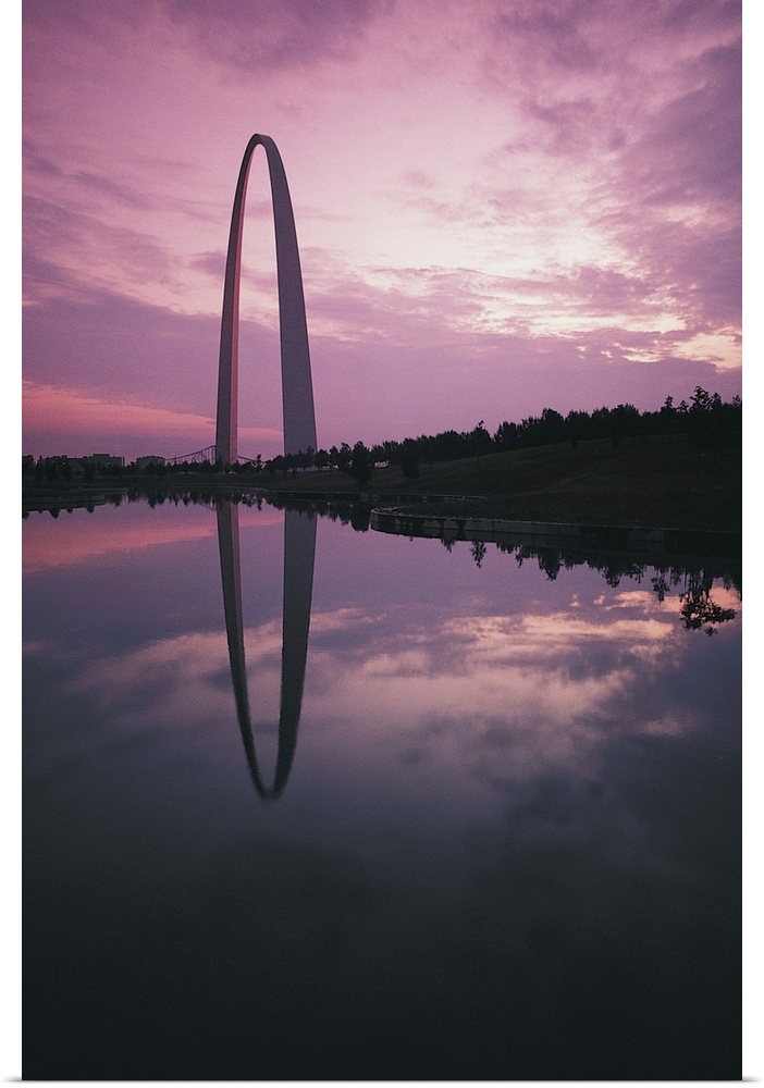 St. Louis Arch reflecting in Mississippi River , Missouri