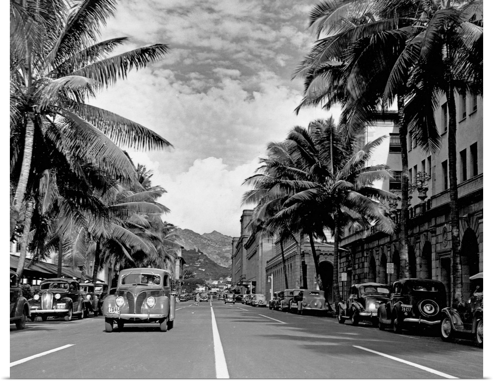 ca. 1930s, Honolulu, Oahu, Hawaii, USA --- Street in Honolulu, Hawaii --- Image by .. CORBIS