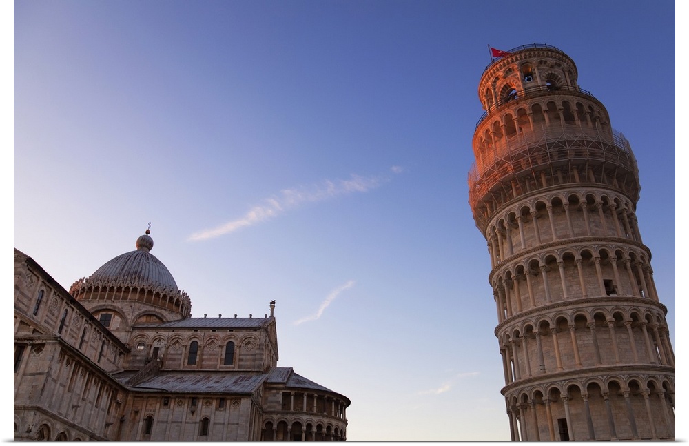 Sunlight on the top of the Leaning tower of Pisa at dusk, with the Duomo