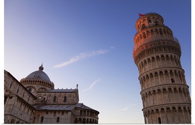 Sunlight on the top of the Leaning tower of Pisa at dusk, with the Duomo