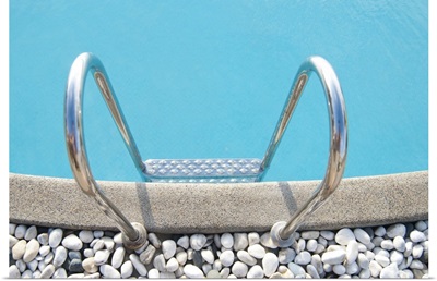 Swimming pool with white pebbles in edge.