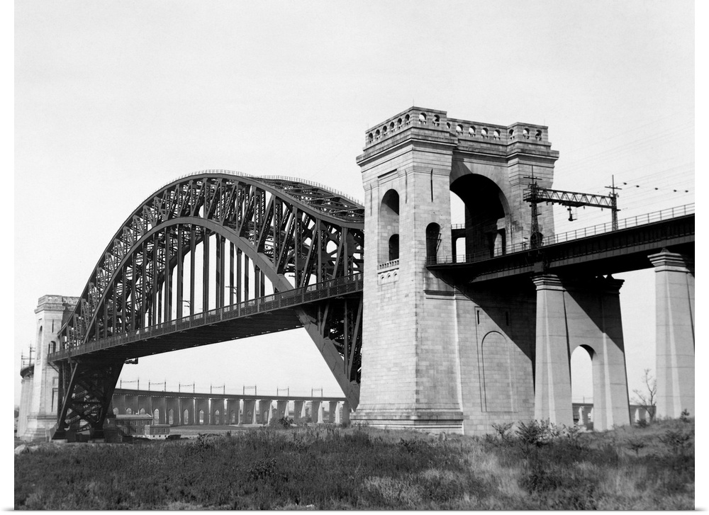 The Hell Gate Bridge links Queens with the Bronx over a channel separating Astoria and Ward's Island.