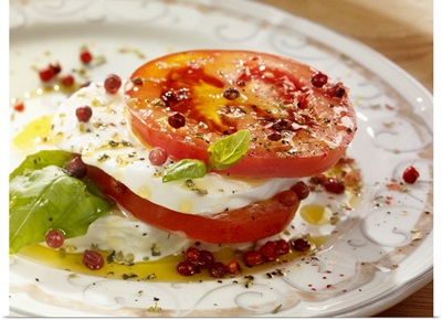 Tomatoes with mozzarella on plate, close-up