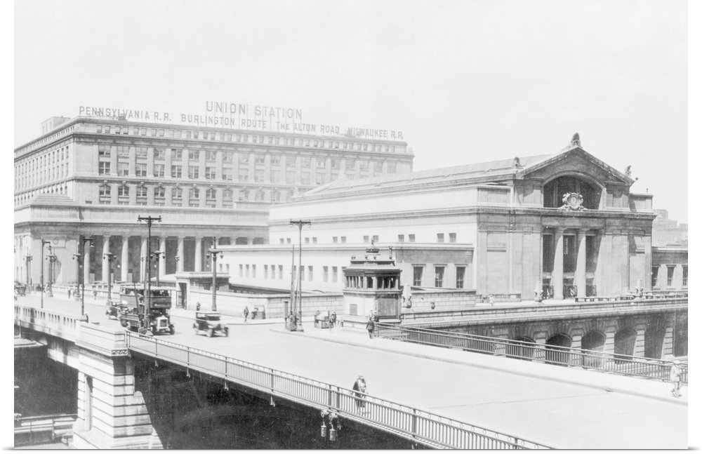 Chicago, IL: Union Station in Chicago, completed in 1925, was built jointly by the Pennsylvania, Burlington, and St. Paul ...
