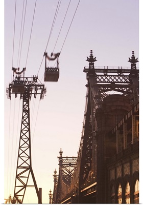 USA, New York City, Manhattan, Queensboro Bridge and Roosevelt Island Tram