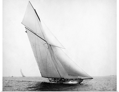 Yacht Columbia Sailing