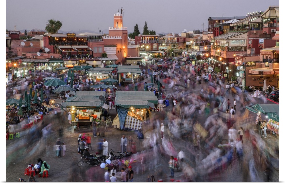 Africa, Morocco, Marrakech, Busy market of Jemaa el-Fnaa at dusk.