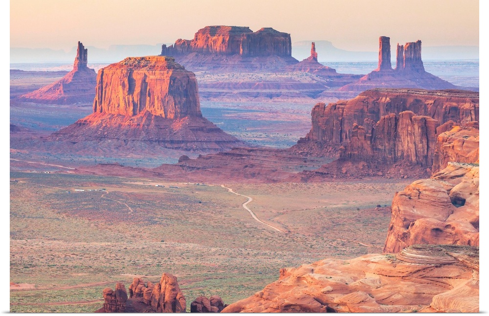 USA, Arizona, View over Monument Valley from the top of Hunt's Mesa