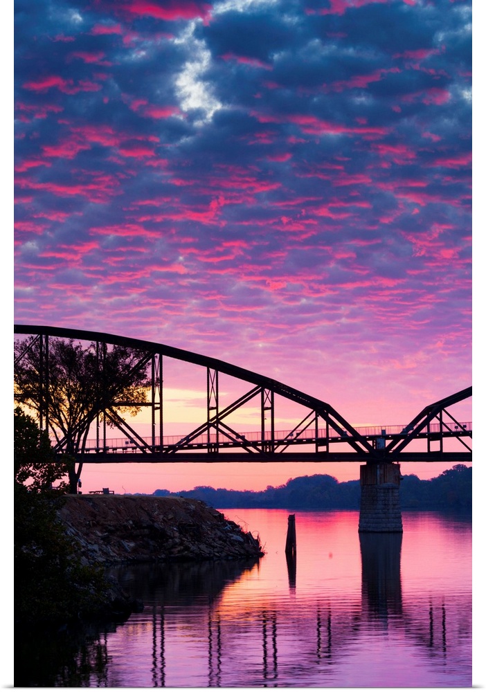 USA, Arkansas, Little Rock, Clinton Presidential Park Bridge and Arkansas River, dawn