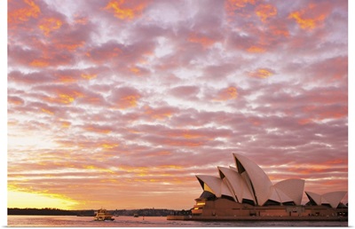 Australia, New South Wales, Sydney, Sydney Opera House, Boat in harbour at Sunrise