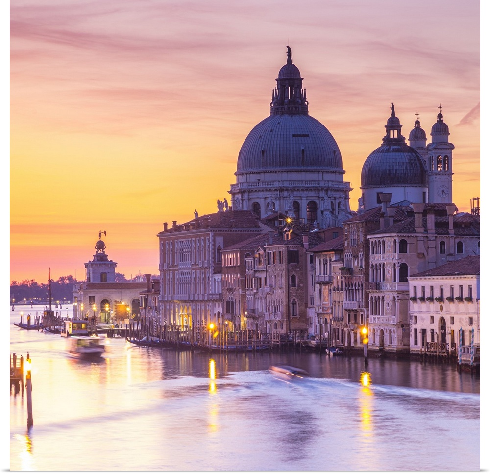 Basilica di Santa Maria della Salute, Grand Canal, Venice, Veneto, Italy.