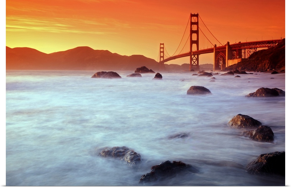 USA, California, San Francisco, Golden Gate Bridge from Marshall Beach