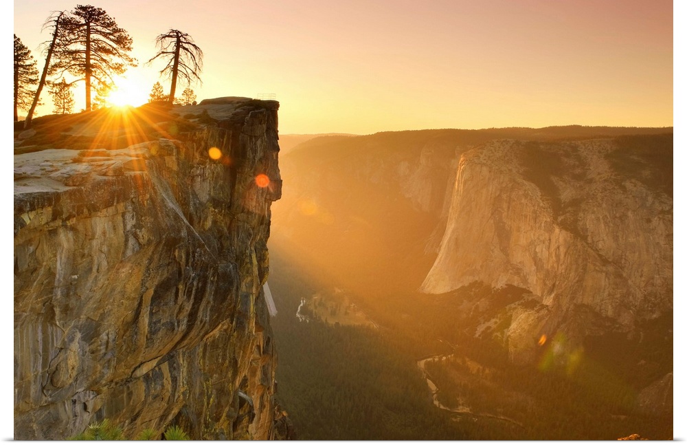 USA, California, Yosemite National Park, Taft Point, elevated view of El Capitan and Yosemite Valley