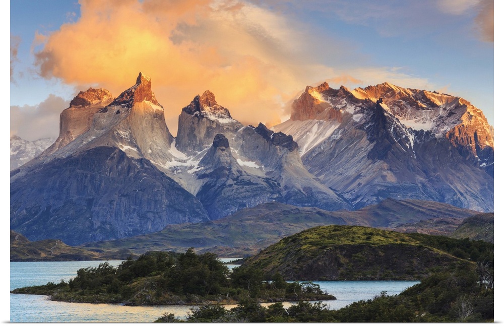 Chile, Patagonia, Torres del Paine National Park (UNESCO Site), Lake Peohe