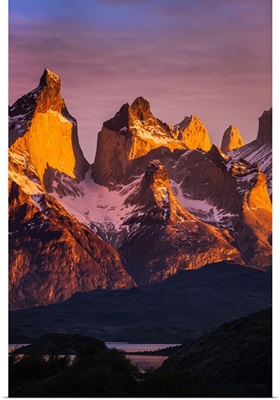 Chile, Sunrise over the peaks of Cuernos del Paine