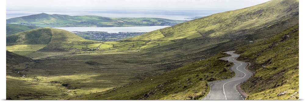 Conor Pass (Connor Pass), Dingle Peninsula, County Kerry, Munster province, Republic of Ireland, Europe. Bending mountain ...