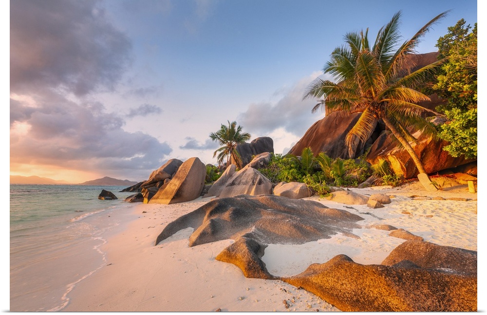 East Africa, Indian Ocean, Seychelles, La Digue Island, Anse Source d'Argent, Palm beach with typical granite rock formati...