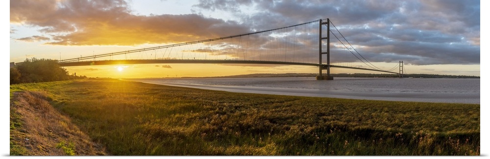 UK, England, North Lincolnshire, Barton-upon-Humber, Humber Bridge over the Humber Estuary from the south