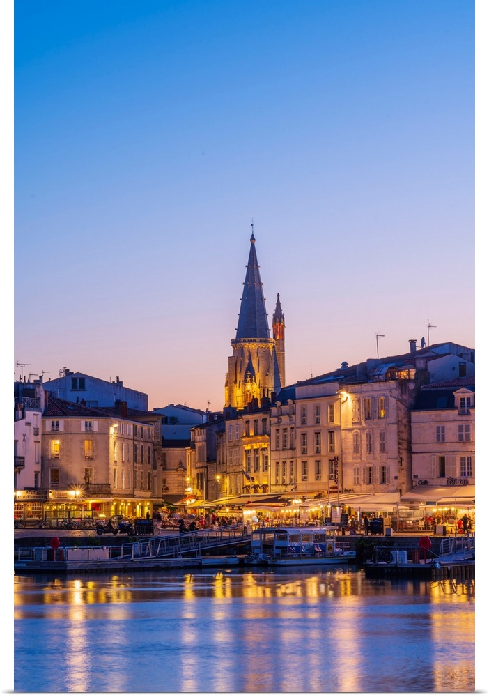 France, Poitou Charentes, La Rochelle, Old Harbour and lantern tower at dusk.