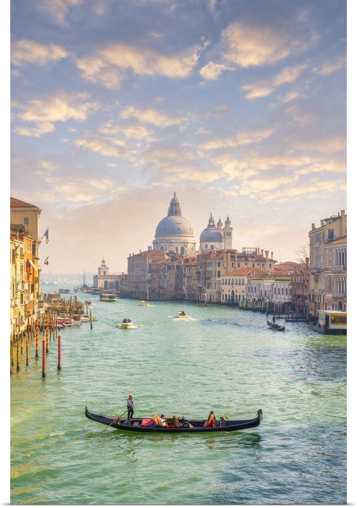 Gondola with tourists at bacino di San Marco with the island of San Giorgio Maggiore in background, Venice, Veneto, Italy....
