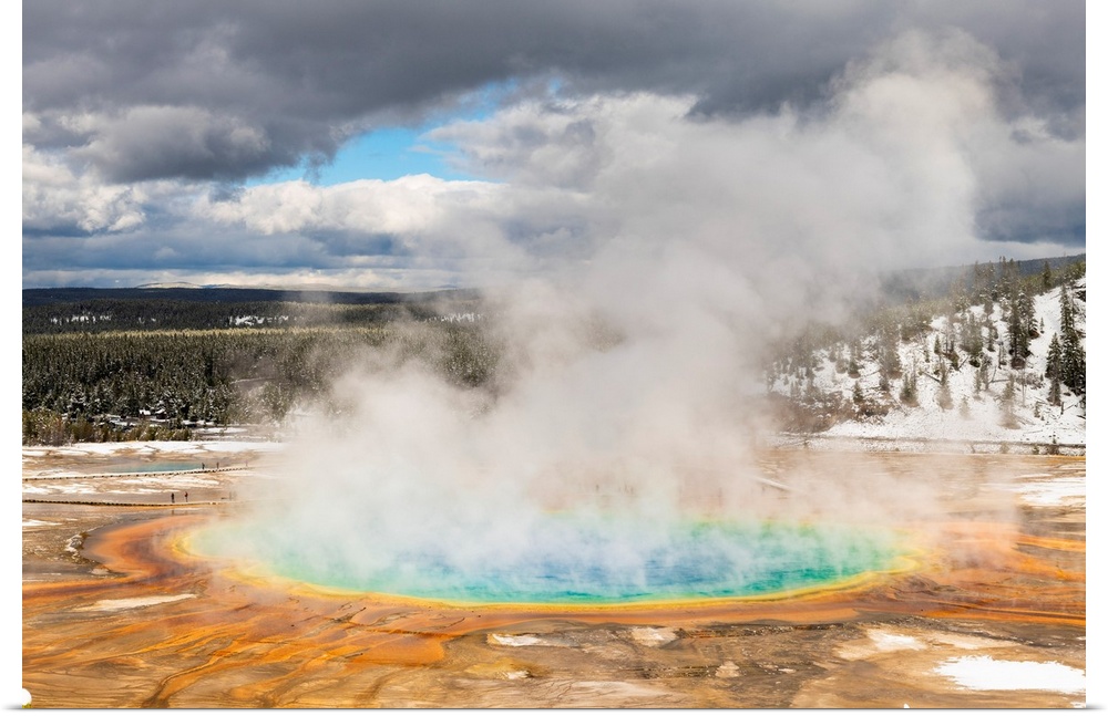 Grand Prismatic Spring, Midway Geyser Basin, Yellowstone National Park, Wyoming, USA.