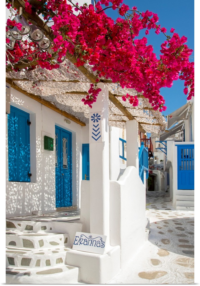 Europe, Greece, Cyklades, Mykonos, part of the Cyclades island group in the Aegean Sea, street in Myconos town.