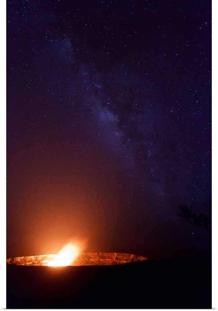 USA, Hawaii, The Big Island, Hawaii Volcanoes National Park (UNESCO Site), Halema'uma'u Crater and Milky Way