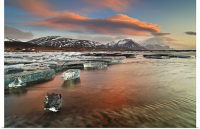 Iceland, South Iceland, Jokulsarlon, Ice on the lagoon reflecting the colours of dawn