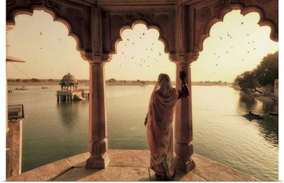 India, Rajasthan, Jaisalmer, Gadi Sagar Lake, Indian Woman leaning against column